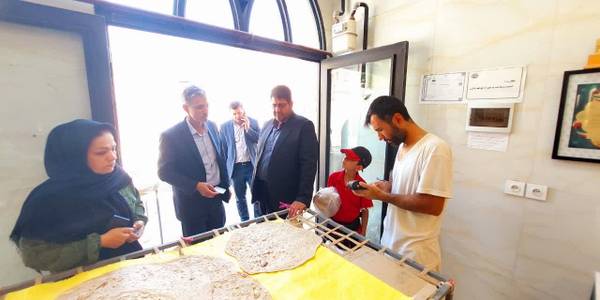 رضایی فرماندار شهرستان تفرش به همراه مویدی معاون فرماندار، درودیان بخشدار از نانوایی محله فم بازدید کردند.