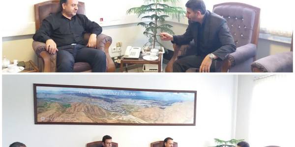 نشست ناخدا حامدی مشاور فرماندهی نیروی دریایی جمهوری اسلامی با معاون هماهنگی امور اقتصادی وتوسعه منطقه ای ومدیران حوزه اقتصادی.
در این نشست، همکاری های دوجانبه  نیروی دریایی جمهوری اسلامی واستانداری مرکزی مورد بررسی قرار گرفت.
یکشنبه ۱۴۰۲-۰۵-۰۸