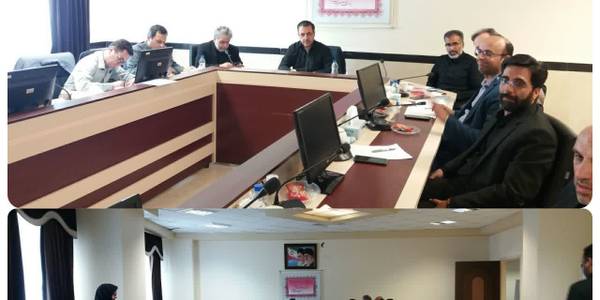 جلسه ستاد تسهیل و رفع موانع تولید استان مرکزی به ریاست میرزاخانی معاون هماهنگی امور اقتصادی و توسعه منطقه‌ای استانداری مرکزی،مدیرکل صنعت،معدن وتجارت استان مرکزی و جمعی از مدیران دستگاه‌های اجرایی، شبکه بانکی و تولیدکنندگان برگزار شد.

میرزاخانی، معاون هماهنگی امور اقتصادی استاندار:به مشکلات شبکه بانکی واقف هستیم اما ستاد تسهیل هم باید نگاهی به نظام بانکی داشته باشد و هم بر مسئله تولید و تحقق شعار سال تمرکز کند.
بانک‌ها و دستگاه‌های اجرایی باید بلافاصله پس از توافق با مجموعه‌های دارای مشکل، نسبت به رفع محدودیت‌های ایجاد شده اقدام کنند تا واحد تولیدی به فعالیت خود ادامه دهد.

متأسفانه منابع مالی برخی شرکت‌ها و واحد‌های تولیدی استان مرکزی در تهران گردش می‌کند اما موانع، مشکلات و درخواست خدمات آن‌ها به استان برمی‌گردد ،لذا این مجموعه‌ها باید تمامی حساب‌ها، بیمه‌های تجاری و کارت بازرگانی خود را در استان متمرکز کنند.

در این نشست مسائل ۷ واحد تولیدی استان مورد بررسی قرار گرفت و تصمیماتی در راستای امهال تسهیلات، تقسیط بدهی‌های مالیاتی و تأمین اجتماعی به منظور رفع موانع تولید اتخاذ شد.

📅 دوشنبه ۹ مرداد  ۱۴۰۲