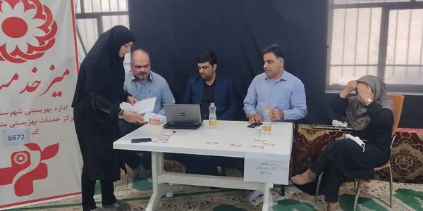 حضور هادی فرماندار شهرستان اراک در محل میز خدمت دستگاههای اجرایی شهرستان اراک در مسجد امام رضا علیه السلام شهدای صفری اراک.