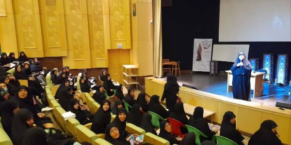 دوره آموزشی نیمه حضوری مقدماتی تربیت کنشگر و مبلغ عفاف و حجاب استان مرکزی با حضور اساتید مطرح کشوری (استاد وزیری  و اسلاملو )به همت کارگروه زیست عفیفانه هیئت اندیشه ورز دفتر امور بانوان و خانواده استانداری و با همکاری فرمانداری خمین به عنوان میزبان،فرمانداری های محلات و دلیجان به عنوان مهمان ،اداره کل امور اداری و مالی استانداری و دستگاههای اجرایی شهرستان از جمله ناحیه مقاومت بویژه حوزه خواهران، تبلیغات اسلامی، شهرداری خمین، ستاد امربه معروف ونهی از منکر، هلال احمر، کانون پرورش فکری کودکان ونوجوانان، صنعت ، معدن وتجارت، آموزش و پرورش و تولیت بیت امام خمینی (ره) ویژه ثبت نام شدگان شهرستاتهای خمین، محلات و دلیجان (۳۵۰ نفر)  در محل سالن جلسات بیت امام خمینی(ره) برگزار گردید .
دوشنبه ۱۶مرداد ۱۴۰۲