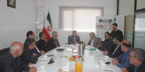 حضور معاون هماهنگی امور اقتصادی وتوسعه منطقه ای استانداری مرکزی و مدیرکل دفتر هماهنگی امور اقتصادی و هیات همراه در محل شهرک صنعتی خمین:
   در این سفرضمن بازدید از شرکت ویستا اعتماد ایرانیان تولید کننده انواع ظروف چینی ، طی جلسه ای مسائل و مشکلات این شرکت را نیز بررسی  شد . 
هم چنین در این جلسه در خصوص مسائل و مشکلات شهرک صنعتی خمین از جمله مشکلات زیر ساختی و تاسیساتی شهرک ، مشکلات آب شهرک و لزوم تسریع در انتقال سهمیه آب شهرک از خط انتقال کوچری ، نظافت و نگهداری شهرک و... نیز بحث و تبادل نظر و  تصمیماتی اتخاذ گردید .
سه شنبه ۱۴۰۲-۰۵-۱۷