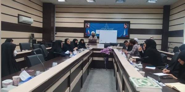 نشست حجت الاسلام تاج آبادی مسئول ستاد مردمی جمعیت استان با فعالین حوزه جمعیت، اجتماعی، فرهنگی ونخبگان شهرستان خنداب در خصوص جمعیت.  سه شنبه ۱۴۰۲-۵-۱۷