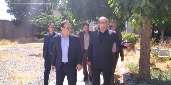 بازديد سرپرست فرمانداری شهرستان شازند و دبیر کمیسیون مبارزه با مواد مخدر استان از کارخانه تعطیل شده در شهر شازند