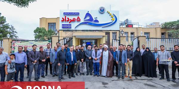 حضور مفتح زاده مدیر کل دفتر بانوان استانداری در مراسم افتتاحیه استخر مجموعه ورزشی شهدای پنجم مرداد،این استخردردوبخش آقایان  و بانوان با حضور مخلص الائمه استاندار مرکزی و مسئولین ارشد استانی و شهرستانی برگزار شد  .  ١٤-٠٥-١٤٠٢