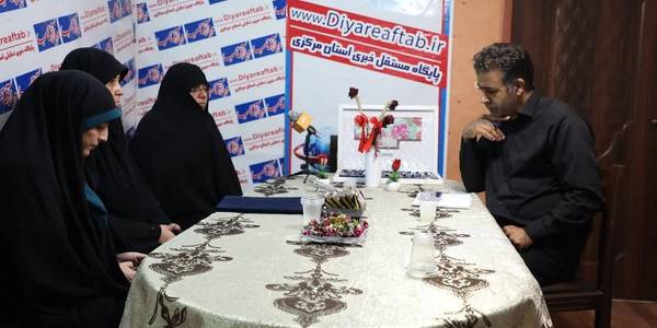 حضور مفتح زاده مدیر کل دفترامور بانوان وخانواده  استانداری و پرسنل دفتر در محل برگزاری دیار آفتاب به مناسبت روز خبرنگار و تجلیل ازخبرنگاران این خبرگزاری 
مفتح زاده در حاشیه این دیدار و در گفتگو با مسئول  خبرگزاری به عوامل موثر در افزایش فرزند آوری با توجه به بحران جمعیت دراستان و نقش فعال بانوان در عرصه های  مختلف جامعه پرداختند .  ١٩-٠٥-١٤٠٢