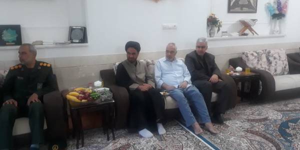 فرماندار و مسئولان شهرستان با تعدادی از آزادگان سرافراز دفاع مقدس در خمین دیدار کردند