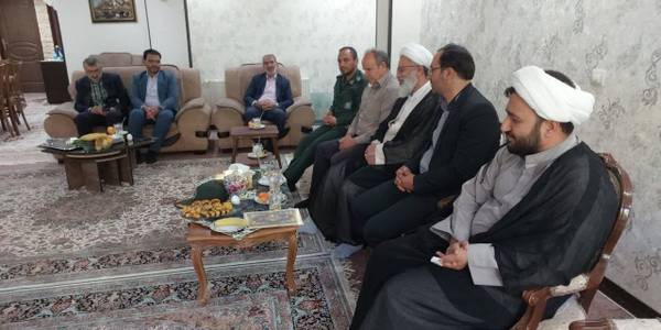 به مناسبت سالروز ورود آزادگان سرافراز به میهن اسلامی دکتر اتابکی سرپرست فرمانداری شهرستان تفرش به همراه حجت الاسلام اجرائی امام جمعه و جمعی از مسئولین به دیدار آزاده و جانباز مظاهر حاجی قربانی رفتند.