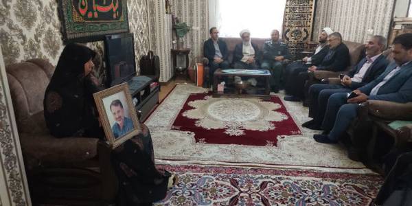 به مناسبت سالروز ورود آزادگان سرافراز به میهن اسلامی دکتر اتابکی سرپرست فرمانداری شهرستان تفرش به همراه حجت الاسلام اجرائی امام جمعه و جمعی از مسئولین به دیدار خانواده آزاده و جانباز متوفی حسن محبی رفتند.