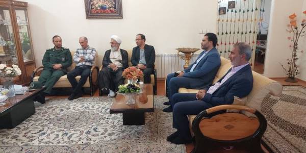 به مناسبت سالروز ورود آزادگان سرافراز به میهن اسلامی دکتر اتابکی سرپرست فرمانداری شهرستان تفرش به همراه حجت الاسلام اجرائی امام جمعه و جمعی از مسئولین به دیدار حسین نوروزی رفتند.