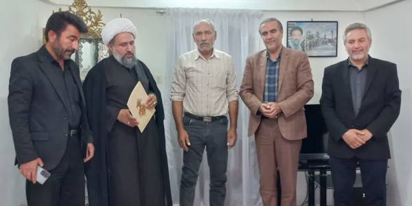 دیدار جناب آقای شالیان مقدم بخشدار زاویه ، حجت الاسلام عطاالهی امام جمعه ، جناب آقای طباطبایی رئیس شورا شهر زاویه ، جناب آقای دیده خانی رئیس بنیاد شهید شهرستان  با جانباز و آزاده سرافراز جناب آقای بشیر دلیریان به مناسبت سالروز بازگشت آزادگان به میهن اسلامی