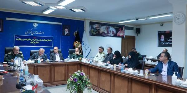 حضور مفتح زاده مدیرکل دفتر امور بانوان و خانواده استانداری در نشست ستاد گرامیداشت مناسبت‌های ملی دفاع مقدس و مقاومت استان مرکزی که به ریاست مخلص الائمه استاندار و با حضور رئیس مجمع نمایندگان استان، جانشین سپاه روح‌الله، جمعی از مدیران و اعضای ستاد برگزار گردید .

استاندار مرکزی:
🔸در تمام مناسبت‌های ملی و مذهبی به ویژه در ارتباط با دفاع مقدس علاوه بر گرامیداشت یاد مناسبت باید پیام را استمرار دهیم و به نسل‌های بعدی منتقل کنیم.

🔸دوره ۸ ساله دفاع مقدس مملو از ارزش‌هایی است که پیام‌های مؤثر و اثر بخشی در آن‌ها نهفته است‌.

🔸استفاده از ظرفیت ارزشمند دفاع مقدس برای تبیین آرمان‌ها و دستاوردهای نظام می‌تواند برملا کننده توطئه دشمنان باشد که این مهم نقش آفرینی پیشکسوتان را می‌طلبد و استان مرکزی در این زمینه غنی است.

🔸هم افزایی دستگاه‌های اجرایی در گرامیداشت هفته دفاع مقدس مورد تأکید است و به عنوان یک تکلیف باید برنامه‌های مردمی تمهید و پشتیبانی شوند.

مدیرکل حفظ آثار و نشر ارزش‌های دفاع مقدس:
🔸شعار هماهنگ «ما متحد هستیم» برای هفته دفاع مقدس انتخاب شده و در مجموع برای برگزاری بیش از ۲ هزار برنامه در این هفته با رویکرد جدید در استان هدف‌گذاری شده است.

🔸به جهت نقش مهم بانوان در دفاع مقدس و ضرورت تبیین این نقش برجسته، تکریم و تجلیل از ۲۰ هزار نفر از همسران رزمندگان و ایثارگران استان برنامه‌ریزی شده است که تا پایان سال انجام خواهد شد.   ١٤٠٢-٠٥-٢٨