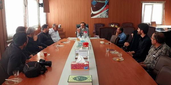 گروهی از اعضای مجمع مطالبه گران شهرستان تفرش با سرپرست فرمانداری در دفتر فرمانداری دیدار کردند.