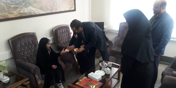 اهدا جایزه به نقاشی های برتر