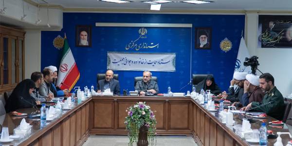 نشست کمیته گفتمان و تبلیغ ستاد حمایت از خانواده و جوانی جمعیت با حضور استاندار مرکزی، تعدادی از اعضای ستاد و فعالان مردمی حوزه جمعیت برگزار شد.

استاندار:
🔸باید با گفتمان‌سازی، تبلیغ و ترویج، موضوع جوانی جمعیت و اجرای قانون را دنبال کنیم البته مورد بحث فقط فرزندآوری نیست و در سایر شاخه‌ها از جمله درمان ناباروری، کاهش طلاق، کاهش سن ازدواج، کاهش سن بارداری و کاهش سقط نیازمند یک کار جدی با اهتمام همه‌ی دستگاه‌های مسئول و همراهی مردم هستیم.

🔸در استان مرکزی با محوریت ستاد حمایت از خانواده و جوانی جمعیت و همراهی ستاد مردمی از پیشنهادات اجرایی و ایده‌های خلاقانه در حوزه جوانی جمعیت حمایت خواهیم کرد.

مدیرکل دفتر امور بانوان و خانواده استانداری:
🔸با توجه به تأکید استاندار، چهار کمیته در راستای بررسی تخصصی قانون جوانی جمعیت و پیگیری اجرای آن، ذیل ستاد حمایت از خانواده و جوانی جمعیت استان مرکزی تشکیل شده است.

🔸ستاد حاکمیتی پشتیبان ستاد مردمی است و با توجه به اینکه در قانون جوانی جمعیت نیز دستگاه‌های مختلف به طور مستقیم یا غیرمستقیم با هم مرتبط هستند لذا باید همپوشانی ایجاد کنیم.

🔸یکی از اولویت‌ها در سند تحول استان مرکزی بحث جمعیت است که به این موضوع به صورت ویژه پرداخته خواهد شد.

🔹در این نشست گزارشی از اقدامات کمیته گفتمان و تبلیغ ستاد حمایت از خانواده و جوانی جمعیت استان ارائه و اعضا به ارائه پیشنهاداتی پرداختند.    ٠١-٠٦-١٤٠٢