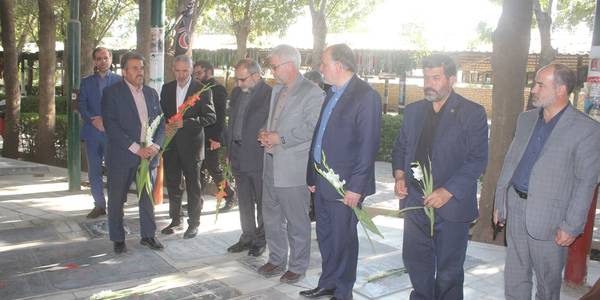 قبور مطهر شهدای شهر خمین بمناسبت هفته دولت گلباران شد