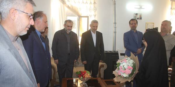 استاندار مرکزی با خانواده معظم شهید سیاوش حسنی در قورچی باشی دیدار کرد