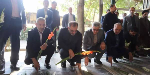 گلزار شهدای خمین با حضور استاندار مرکزی گلباران شد