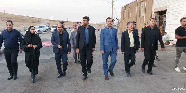 به  مناسبت هفته دولت حضور هادی فرماندار شهرستان اراک به همراه نصیری معاون سیاسی و اجتماعی فرمانداری، محمدی معاون امورعمرانی فرمانداری، پاکپور مدیرکل دفتر امور روستایی استانداری مرکزی، قدیری بخشدارمرکزی اراک وجمعی از مدیران دستگاه اجرایی شهرستان در روستای شمس آباد از توابع بخش مرکزی اراک وبازدید از پروژه های عمرانی دردست اقدام