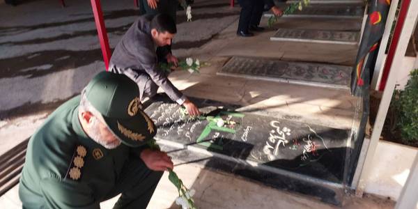 گلزار شهدای محلات با حضور سرپرست فرمانداری گلباران شد.