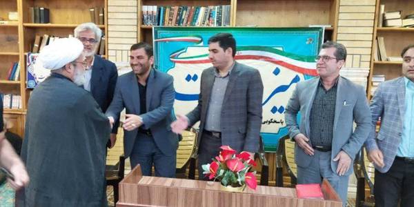 برپایی میز خدمت در نماز جمعه شهر محلات.