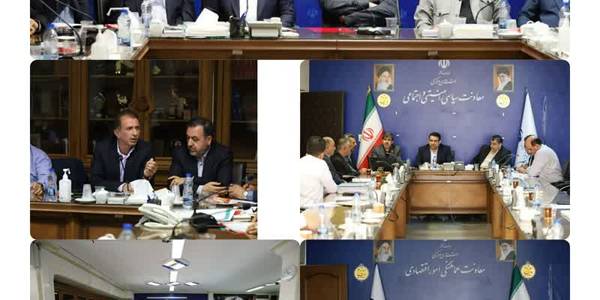 شست رفع موانع فعالین اقتصادی استان مرکزی:در ادامه سفر وزیر امور اقتصادی و دارایی به استان مرکزی نشست رفع موانع فعالین اقتصادی استان با حضور دکتر خاندوزی برگزارشد. در این نشست مدیران عامل واحدهای تولیدی استان مرکزی به بیان مسائل و مشکلات پیش روی پرداختند.در حاشیه این نشست مدیرعامل بانک ملی کشور و رئیس کل گمرک کشور که وزیر امور اقتصادی و دارایی را همراهی می نمودند در جلسات جداگانه ای به رفع موانع واحدهای تولیدی استان در حوزه های گمرکی و بانکی پرداختند.  
📅 جمعه ۳ شهریور ۱۴۰۲ 
🎙