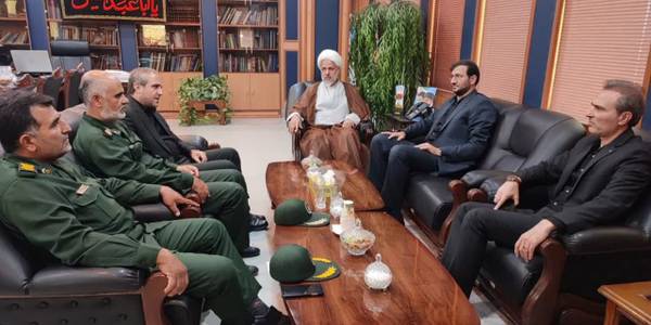 به مناسبت فرارسیدن هفته دولت حجت الاسلام رحیمی امام جمعه ساوه، شریفی رئیس دادگستری، سازنده دادستان عمومی و انقلاب، سرهنگ مهدی فرمانده ناحیه مقاومت بسیج و سرهنگ رنجبر جانشین فرمانده سپاه ساوه با مهدی الیاسی معاون استاندار و فرماندار ویژه شهرستان ساوه دیدار و گفتگو کردند.