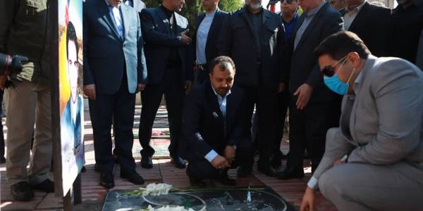 💠وزیر امور اقتصادی و دارایی در بدو ورود به استان مرکزی با همراهی استاندار مرکزی در گلزار مطهر شهدای شهر اراک حضور یافت و ضمن قرائت فاتحه و ادای احترام به مقام شامخ شهیدان، با آرمان‌های شهدا تجدید میثاق کرد.