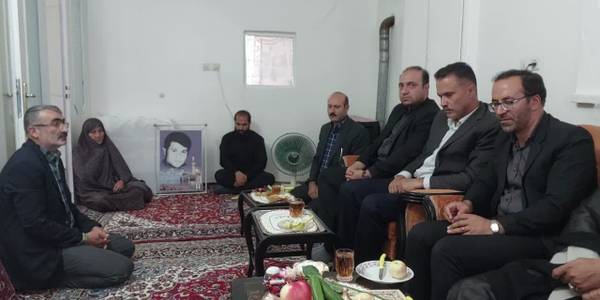 به مناسبت هفته دولت؛ جواد اتابکی سرپرست فرمانداری شهرستان تفرش به همراه حجت‌الاسلام اجرائی امام جمعه، سرهنگ پاسدار هاشمی و جمعی از مسئولین به دیدار همسر شهید یوسف زرجینی رفت.