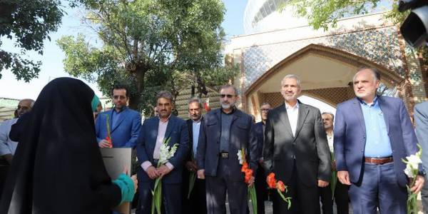 گلزار شهدای خمین با حضور استاندار مرکزی گلباران شد.