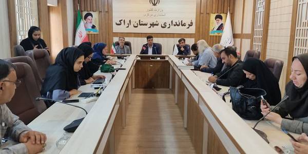 نشست خبری امیر هادی فرماندار شهرستان اراک به همراه معاونین وبخشداران تابعه به مناسبت هفته دولت در محل سالن جلسات فرمانداری اراک .