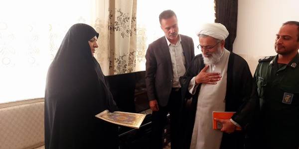 به مناسبت هفته دولت حجت‌الاسلام  اجرائی امام جمعه شهرستان تفرش به همراه سرهنگ پاسدار هاشمی، ایلخانی کارشناس مسئول #فرمانداری و جمعی از مسئولین به دیدار خانواده شهید جانباز ابوالفضل شاه حسینی رفتند.