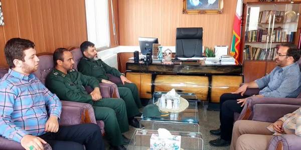 سرهنگ پاسدار میرهادی فرمانده ناحیه مقاومت بسیج شهرستان تفرش به همراه سرهنگ پاسدار هاشمی جانشین ناحیه مقاومت با جواد اتابکی سرپرست فرمانداری در دفتر فرمانداری به مناسبت هفته دولت دیدار و گفت‌وگو کردند.