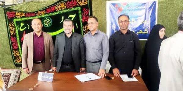 حضور میز خدمت ادارات مربوطه در مراسم نماز جمعه شهرستان زرندیه شهر مامونیه