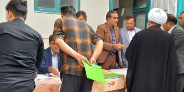 حضور میز خدمت ادارات مربوطه در مراسم نماز جمعه شهرستان زرندیه شهر زاویه