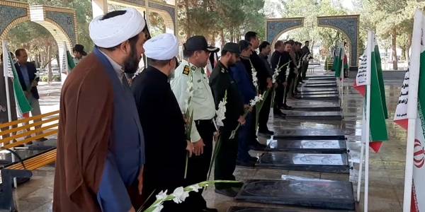 عطرافشانی و گلباران مزار مطهر شهدای آسیابک به مناسبت هفته دولت