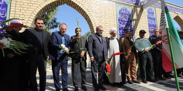 دیدار استاندار به همراه فرماندار از گلزار مطهر شهدای شهر مأمونیه