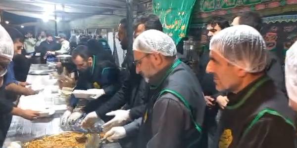 مشارکت استاندار و فرماندار در توزیع غذا به زائران اربعین حسینی