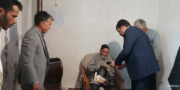 ادای احترام به خانواده معظم شهداء در شهر داودآباد