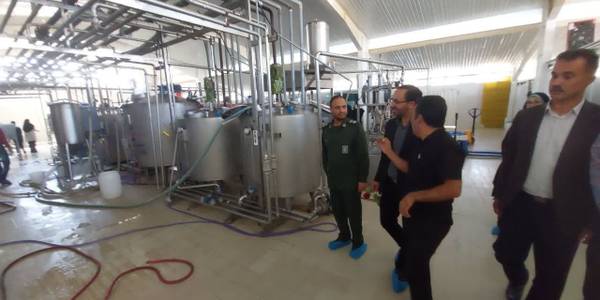 جواد اتابکی سرپرست فرمانداری شهرستان تفرش، سرهنگ پاسدار هاشمی جانشین سپاه شهرستان، مشهدی مشاور نماینده مردم شریف  شهرستانهای تفرش، آشتیان و فراهان در مجلس شورای اسلامی، نظریان رئیس تعاون، کار و رفاه اجتماعی، رجبی مدیر اداره صنعت، معدن و تجارت و کارشناسان فرمانداری از کارخانه لبنیات کوهپناه بازدید کرد.