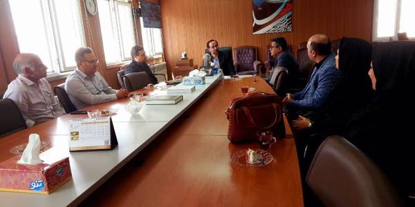 دکتر زیلابی رئیس شبکه بهداشت به همراه تعدادی از کارکنان و مسئولین بیمارستان والفجر با جواد اتابکی #فرماندار شهرستان تفرش در دفتر فرمانداری دیدار و گفتگو کرد.