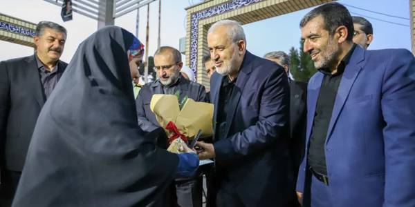 وزیر صمت به مقام شامخ شهدای شهرستان زرندیه ادای احترام کرد