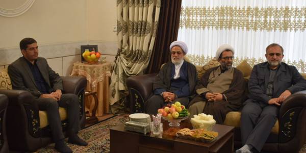 دیدار استاندار مرکزی با خانواده شهید ابوالفضل نظارت