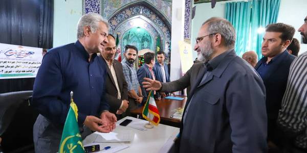 به مناسبت هفته دولت و با حضور استاندار مرکزی میز خدمت دستگاه‌های اجرایی در شهر جاورسیان برپا شد.