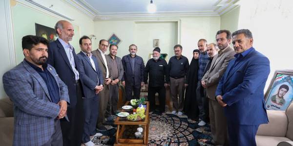 دیدار استاندار مرکزی با خانواده معظم شهید «حمید اسدی» در خنداب