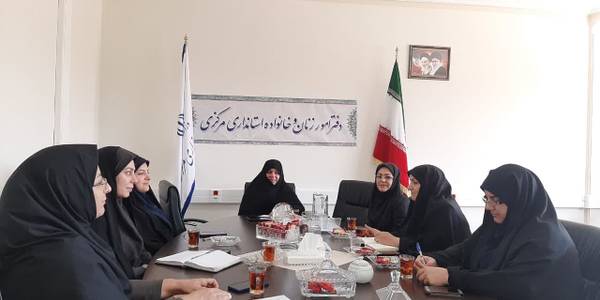 جلسه هم اندیشی با بانوان دارای پست مدیریتی در استانداری پیرامون راهکارهای شغلی و بهره وری سیستمی خانمهای کارمند به ریاست مفتح زاده مدیرکل دفترامور بانوان و خانواده  استانداری درمحل دفتر امور بانوان  تشکیل گردید .   ١٣-٠٦-١٤٠٢