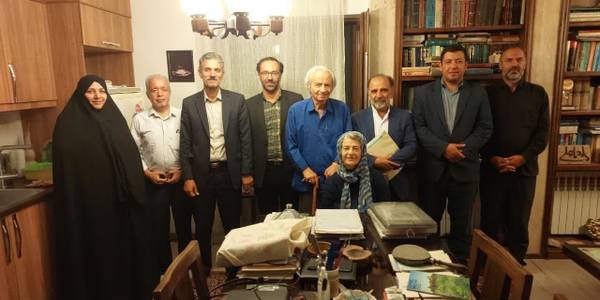 به مناسبت سالروز تولد ابوریحان بیرونی پدر انسان شناسی؛ دکتراتابکی سرپرست فرمانداری شهرستان تفرش به همراه مشهدی مشاور نماینده مردم شریف تفرش، آشتیان و فراهان در مجلس شورای اسلامی، مویدی معاون فرماندار، درودیان بخشدار به دیدار دکتر میرشکرایی از مفاخر شهرستان، پژوهشگر حوزه مردم شناسی و موسس موزه مردم شناسی تفرش رفتند و با ایشان گفتگو کردند.