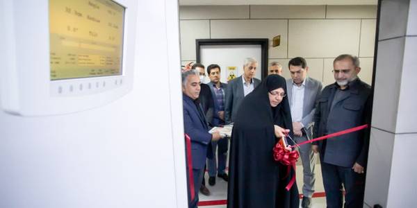 درمان ناباروری در سیاست‌های کلی جمعیت دارای جایگاه بسیار مهمی است- هم‌افزایی برای درمان زوجین نابارور در استان مرکزی 

🔹استاندار مرکزی عصر شنبه «۱۸ شهریور ماه» به اتفاق جمعی از مدیران استانی از جمله مدیرکل دفتر اموربانوان وخانواده استانداری با حضور در بیمارستان سینا اراک ضمن افتتاح مرکز ماموگرافی و پزشکی هسته‌ای این بیمارستان از مرکز درمان ناباروری «رستاک» بازدید کرد.

مخلص الائمه، استاندار:
🔸در بحث درمان ناباروری در تلاش هستیم هماهنگی و هم افزایی لازم را بین بخش‌های مختلف درمان ناباروری در سطح استان اعم از بخش دولتی، خصوصی، جهاد دانشگاهی و همچنین خیرین ایجاد کنیم.

🔸در اجرای سیاست‌های کلی مرتبط با بحث جمعیت، موضوع درمان ناباروری جایگاه بسیار مهمی دارد و خانواده‌های فراوانی با این معضل مواجه هستند که تمایل دارند با طی مراحل درمانی مشکل را برطرف کنند.

🔸 مرکز درمان ناباروری بیمارستان سینا(رستاک) در حوزه درمانی موفقیت‌های خیلی خوبی داشته که از این اقدامات تشکر می‌کنیم و امیدواریم با کمک بخش دولتی و مرکز خیریه درمان ناباروری استان در زیرمجموعه جهاد دانشگاهی بتوانیم گام‌های بلند و مؤثری برای درمان زوجینی که تمایل به فرزندآوری دارند برداریم.   ١٨-٠٦-١٤٠٢