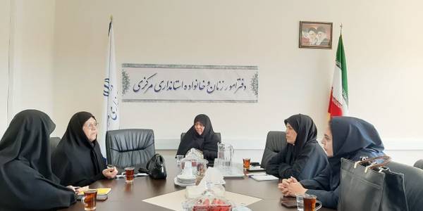 جلسه بررسی وضعیت آرایشگاههای بانوان درسطح شهراراک به ریاست مفتح زاده مدیرکل دفترامور بانوان و خانواده استانداری و با حضور رئیس اتحادیه صنف آرایشگران بانوان و سایراعضا درمحل دفتر امور بانوان و خانواده  تشکیل شد .  ٢٢-٠٦-١٤٠٢