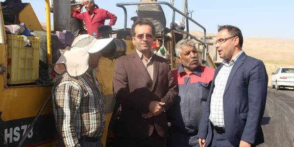 بازدید مدیرکل از عملیات روکش آسفالت راه های مواصلاتی بخش خرقان شهرستان زرندیه